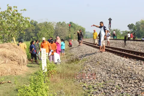 Investigasi penemuan mayat bayi di pinggir rel ganda jalur Kereta Api di Desa/Kecamatan Kradenan, Kabupaten Grobogan pada Sabtu (10/8/2024). Foto: Istimewa.