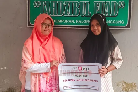 Salah satu santri Ponpes Tahdzibul Fuad, Kaloran, Temanggung, Laila Oktavia saat menerima beasiswa MTT dan Lazisnu. Foto: dokumentasi