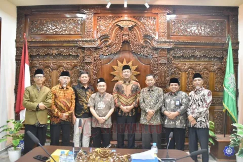 Hendrar Prihadi dan pengurus PWM Jawa Tengah berfoto bersama saat silaturahmi. Foto: dokumentasi