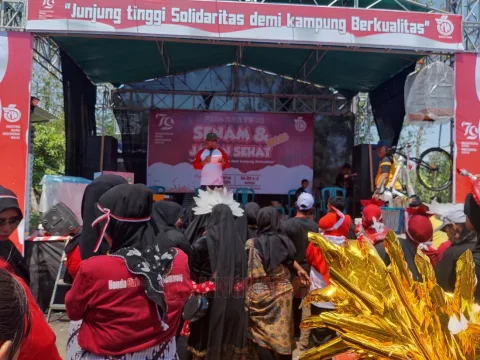 Sekda Kota Semarang, Iswar Aminuddin saat menghadiri kegiatan senam, jalan sehat, dan peresmian Bank Sampah Sami Berkah RW 06, Meteseh Tembalang, Minggu (25/8/2024). Foto: Rifqi/Lingkar.co