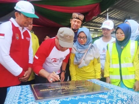 Sekda Kota Semarang, Iswar Aminuddin saat menghadiri kegiatan senam, jalan sehat, dan peresmian Bank Sampah Sami Berkah RW 06, Meteseh Tembalang, Minggu (25/8/2024). Foto: Rifqi/Lingkar.co