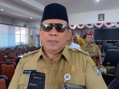 Wakil Bupati Kendal, Windu Suko Basuki saat diwawancara awak media seusai Rapat Paripurna DPRD Kabupaten Kendal Pada beberapa waktu lalu. Foto: Wahyudi/Lingkar.co