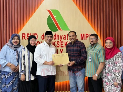 Bakal Calon Wakil Gubernur Jawa Tengah, KH. Taj Yasin Maimoen seusai mengikuti pemeriksaan kesehatan di RSUD dr. Adhyatma, MPH (RSUD Tugurejo) Provinsi Jawa Tengah, Kota Semarang, Selasa (27/08/24) malam. Foto: dokumentasi