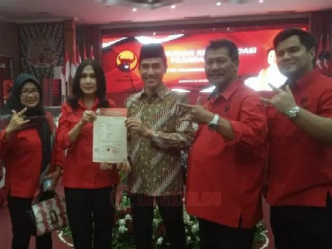 Akhmat Suyuti saat mendampingi Mbak Tika dan Mas Benny mengambil rekomendasi dari DPP PDIP di kantor DPD PDIP Jateng. Foto: dokumentasi