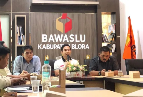 Bawaslu Blora awasi pendaftaran paslon Pilkada. Foto: Istimewa.