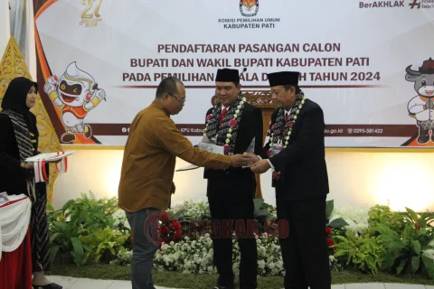 Wahyu-Suharyono resmi mendaftar ke KPU Pati. Foto: Miftahus Salam/Lingkar.co