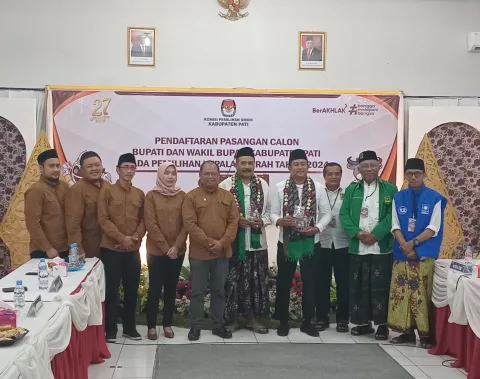 Pasangan Budiyono-Novi resmi daftar ke KPU Pati, Kamis (29/8/2024) malam. Foto: Miftahus Salam/Lingkar.co