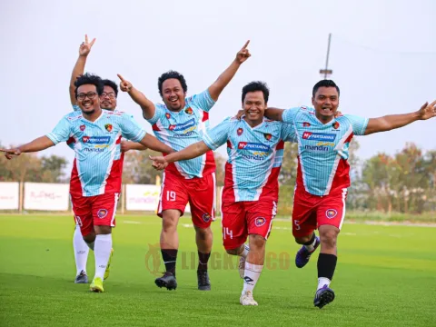 Tim Biru saat merayakan kemenangan turnamen sepakbola Independence Day Journalist Fun Football Agustusan Bal-Balan, di Lapangan Kick Off POJ City Kota Semarang. Foto: istimewa