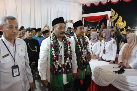 Pasangan Budiyono-Novi resmi daftar ke KPU Pati, Kamis (29/8/2024) malam. Foto: Miftahus Salam/Lingkar.co