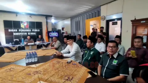 Suasana Rapat Pleno Bawaslu Kendal tentang sengketa berkas pendaftaran Pilkada Kendal dihadiri Dico M Ganinduto dan Ali Nurudin berserta jajaran pengurus DPC PKB Kendal Foto: Wahyudi