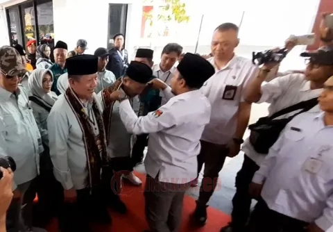 Pasangan Bambang-Catur saat mendaftar ke KPU Grobogan. Foto: Istimewa.
