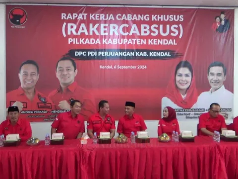 Bapaslon cagub-cawagub Jateng dari PDI Perjuangan Andika-Hendi saat di kantor DPC PDIP Kendal, Jumat (6/9). Foto: Wahyudi/Lingkar.co