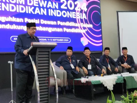 Ketua Dewan Pendidikan Kota Semarang, Dr. Drs. Budiyanto SH, MHum saat melaporkan kegiatan yang dilakukan di kota Semarang dalm Rakornas III Dewan Pendidikan di Makassar. Foto: dokumentasi
