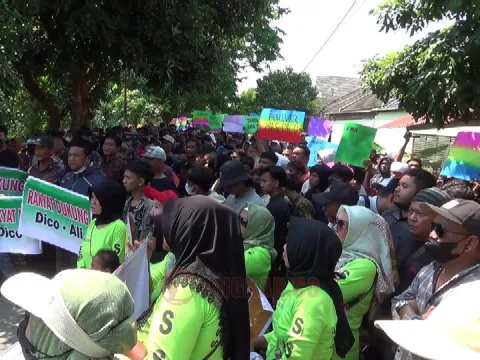 Massa aksi dari Forum Masyarakat Peduli Demokrasi Kendal saat melakukan long march menuju kantor Bawaslu Kendal. Foto: Wahyudi/ Lingkar.co