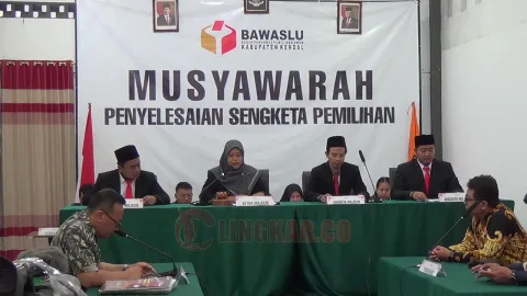 Majelis Bawaslu Kendal memutuskan untuk menolak permohonan permohonan calon bupati dan wakil bupati (cabup-cawabup) Dico M Ganinduto-Ali Nurudin (Dico-Ali) dalam perkara sengketa pendaftaran/ Foto: Wahyudi/Lingkar.co