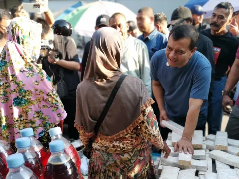 Cagub Jateng, Ahmad Luthfi saat saat menemui pedagang di pasar Sukoharjo pada Minggu pagi (15/9/2024). Foto: dokumentasi