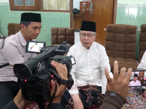 Rais Syuriah PCNU Kota Semarang, KH. Hanief Ismail saat diwawancarai wartawan seusai menerima kunjungan pasangan calon Agustina-Iswar di PPRQ An Nasimiyyah pada Ahad (15/9/2024) pagi. Foto: Rifqi/Lingkar.co