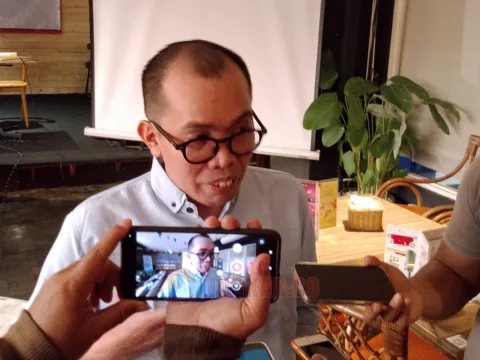 Direktur Eksekutif Y-Publica, Rudi Hartono saat wawancara media seusai rilis hasil survei di River View Cafe Kota Semarang