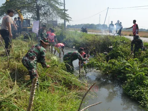 Personel kodim 0715/Kendal dan petugas Dinas PUPR Kabupaten Kendal saat gorong-gorong membersihkan sungai 'Kali Buntu' pada Jumat (20/9/2024) pagi. Foto: dokumentasi