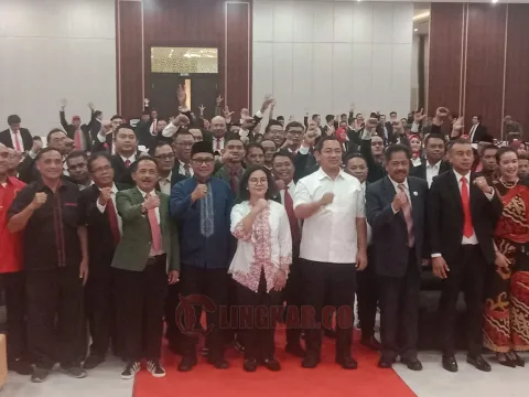 Tim Hukum Perkasa dan Tim Hukum Jaguar saat deklarasi dukungan terhadap Andika-Hendi dan Agustina-Iswar. Bojes/Lingkar.co
