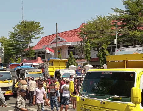 Massa dengan kendaraan dump truk menggelar demodi Depan Kantor Pemkab Pati pada Rabu (25/9/2024). Foto: Miftahus Salam/Lingkar.co