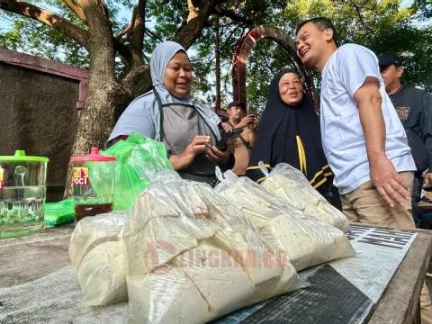 Calon Gubernur Jawa Tengah, Ahmad Luthfi saat blusukan di sebuh pasar tradisional di Kota Semarang. Foto: dokumentasi