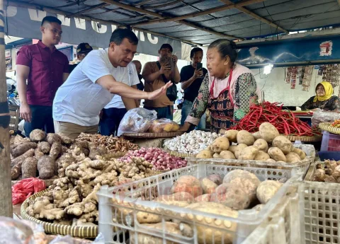 Ahmad Luthfi saat berkunjung ke pasar tradisional di Semarang. Bojes/Lingkar.co