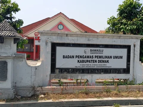 Kantor Bawaslu Demak. Foto: Rifqi/Lingkar.co