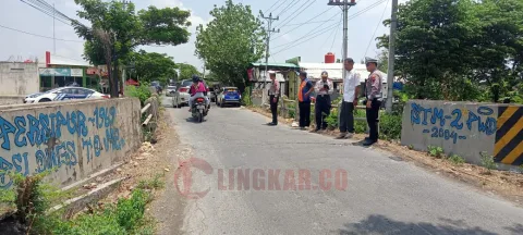 Jembatan Nambuhan yang menghubungkan Jalan Danyang-Kuwu, Kradenan, Grobogan ditutup sementara. Foto: Istimewa.