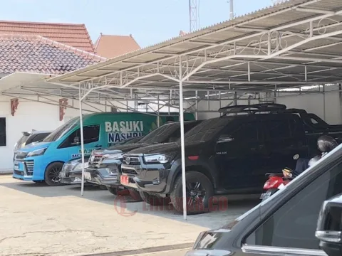 Mobil branding Basuki-Nashri dan mobil berplat merah terparkir di halaman samping Rumah Dinas Wakil Bupati Kendal. Foto: istimewa
