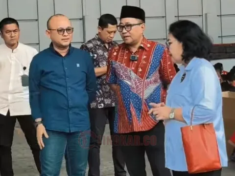 Pasangan calon wali kota Semarang Agustina-Iswar saat mengunjungi sebuah pabrik motor listrik. Foto: istimewa