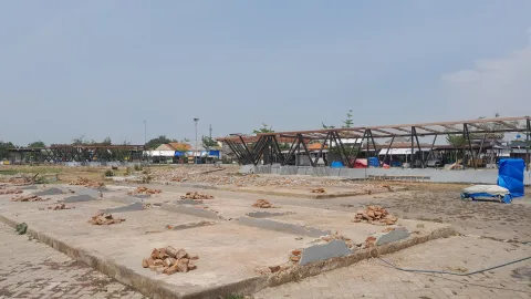 Kios yang berada di tengah Alun-Alun Kembangjoyo dibongkar. Foto: Miftahus Salam/Lingkar.co