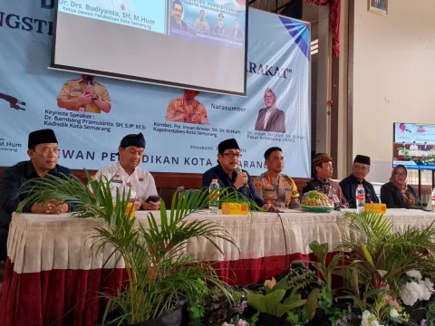 Ketua Dewan Pendidikan Kota Semarang, Dr. Drs. Budiyanto, SH, MHum saat sambutan pembukaan dialog pendidikan dengan tema Gangster Meresahkan Masyarakat di Aula SMAN 1 Semarang, Kamis (3/10/2024) pagi. Foto: Rifqi Hidayat/Lingkar.co