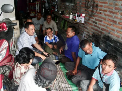 Calon Wali Kota Semarang, Yoyok Sukawi saat bertemu dengan penyandang disabilitas di kediaman Suwanto pemilik bengkel motor khusus penyandang disabilitas Kampung Jangli RT 08 RW 02, Candisari, Kota Semarang, Kamis (3/10/2024). Foto: dokumentasi