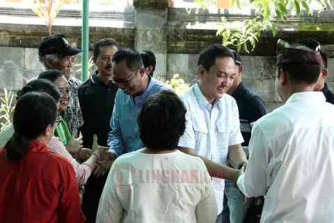 Paslon nomor 02. Yoyok Sukawi dan Joko Santoso (Yoyok-Joss) saat disambut oleh para pegiat PHDI di Madya Mandala, kompleks Pura Agung Giri Natha, Jumat (4/10/2024). Foto: dokumentasi