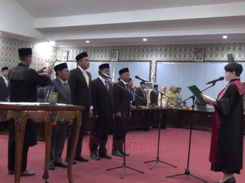 Para pemimpin DPRD Kabupaten Kendal saat diambil sumpah jabatan oleh Ketua Pengadilan Negeri Kabupaten Kendal Eva Meita Theodora Pasaribu di gedung DPRD Kendal. Foto: Wahyudi/Lingkar.co