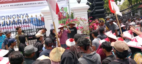 Petani Desa Pundenrejo, Kecamatan Tayu, Kabupaten Pati menggelar aksi unjuk rasa di depan Kantor Bupati Pati pada Jumat (4/10/2024). Foto: Miftahus Salam/Lingkar.co