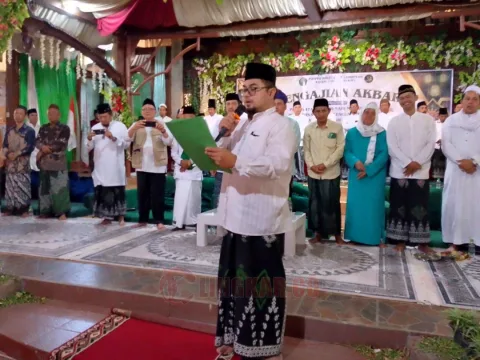 Ketua Jammu Kota Semarang, KH. Abdurrakhim Al Muhsin memimpin deklarasi dukungan pemenangan Yoyok-Joss di Ponpes Raudlatus Sya'idiyah. Foto: Rifqi/Lingkar.co
