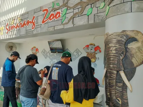 Pengunjung saat antri tiket di Semarang Zoo. Foto: Rifqi/Lingkar.co