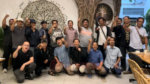 Relawan rumah kebangsaan berfoto bersama seusai menggelar rapat bersama para pengurus, di sebuah kafe di Jalan Kedungmundu Raya, Kota Semarang, Kamis (4/10/2024). Foto: dokumentasi