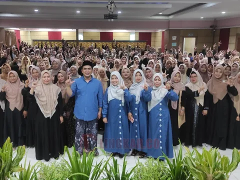 Calon Wakil Gubernur Jawa Tengah, Taj Yasin Maimoen berfoto bersama Relawan Jelita. Foto: dokumentasi