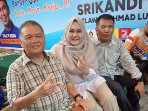 Salah satu kades berfoto bersama salah satu kontestan Pilkada dengan pose dukungan kepada paslon nomor 02. Foto: istimewa