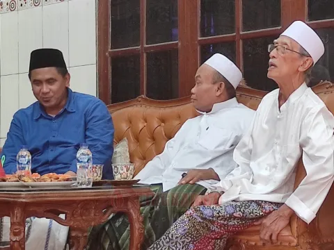 Calon petahana Wakil Gubernur Jawa Tengah, Taj Yasin Maimoen saat bersilaturahmi dengan KH Kamil Ahmad dan jajaran Syuriah PCNU Kabupaten Jepara. Foto: dokumentasi