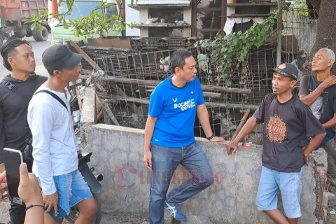 Calon Wali Kota Semarang, Yoyok Sukawi saat berdialog dengan para supir truk di Tempat Pemrosesan Akhir (TPA) Jatibarang, Senin (7/10/2024). Foto: dokumentasi