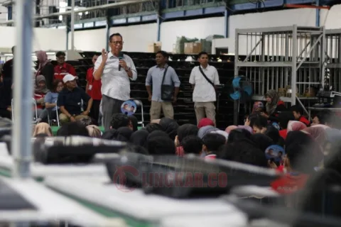 Joko Santoso saat mengunjungi PT Indopintan Sukses Mandiri di Kawasan Industri Candi, Semarang. Foto: dokumentasi