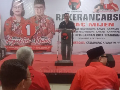 Politisi senior PDI Perjuangan Jawa Tengah, Murdoko saat menyampaikan sambutan 'orasi politik' pembukaan Rakerancabsus PDIP Kecamatan Mijen, Semarang. Foto: istimewa.