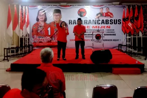 Calon Wali Kota Semarang, Agustina Wilujeng Pramestuti saat berorasi didampingi oleh calon wakilnya, Iswar Aminuddin dalam Rakerancabsus PDIP Kecamatan Mijen. Foto: Bojes/Lingkar.co