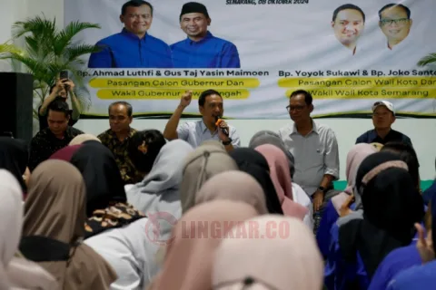 Calon Wali Kota dan Wakil Wali Kota Semarang Yoyok Sukawi dan Joko Santoso (Yoyok-Joss) saat berdialog dengan para pekerja pabrik. Foto: dokumentasi