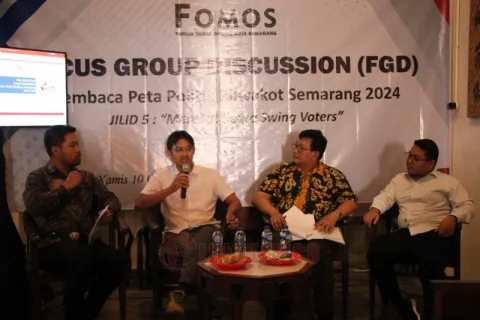 Focus Group Discussion (FGD) “Membaca Peta Politik Pilwakot Semarang 2024 Jilid 5; Merebut Swing Voters" yang digelar Forum Media Online Kota Semarang (FOMOS) di Rumah Popo Kota Lama Semarang, Kamis (10/10/2024) sore. Foto: istimewa