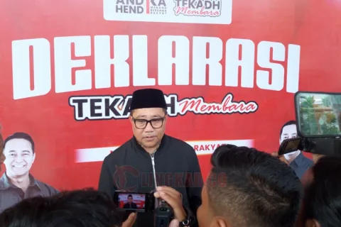 Calon Wakil Wali Kota Semarang, Iswar Aminuddin saat diwawancarai wartawan seusai menghadiri deklarasi Tekadh Membara di Legacy Convention Hall pada Jumat (11/10/2024) sore.